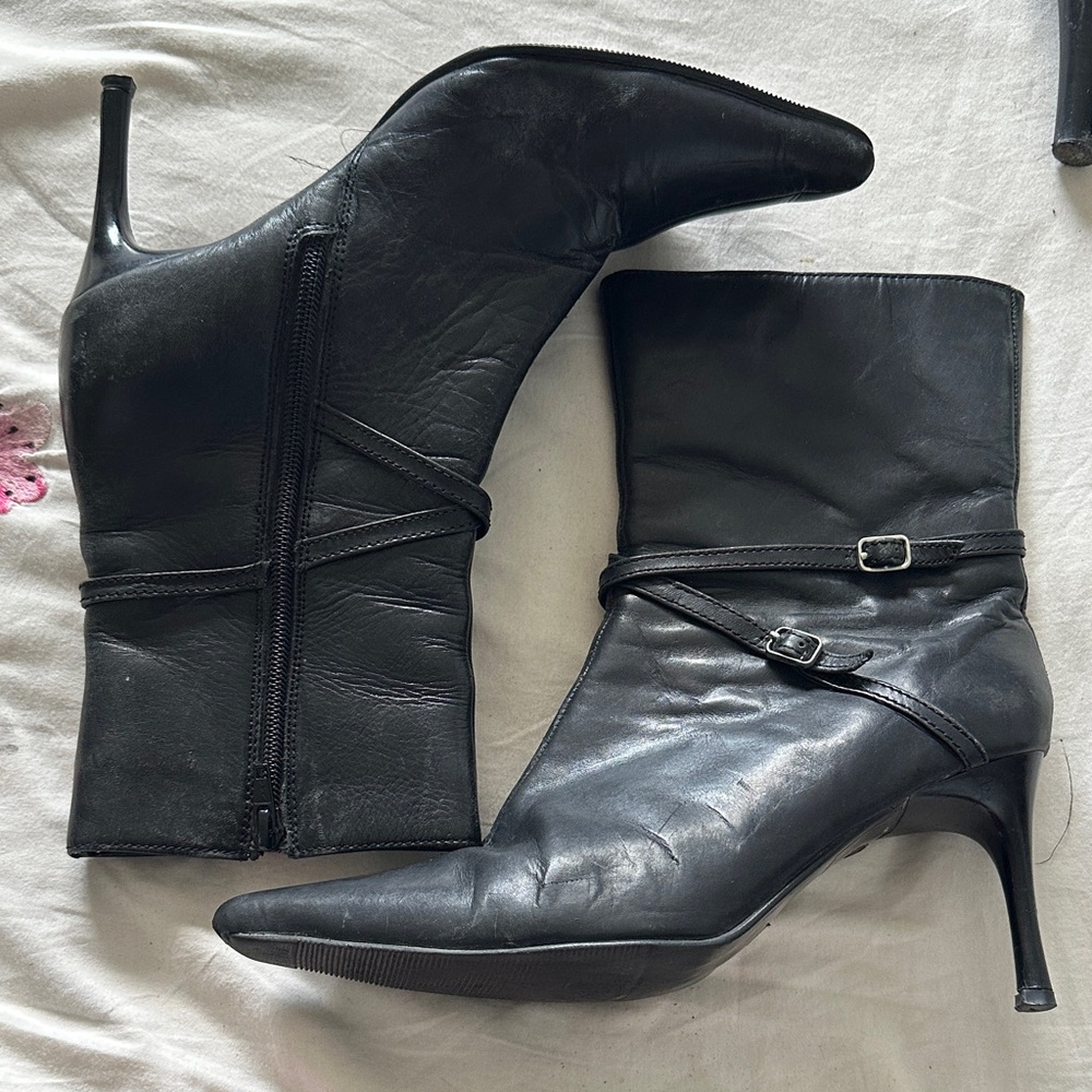 Sleek Black Leather Heeled Boots Classic Leather Syle Elegant Buckle detail